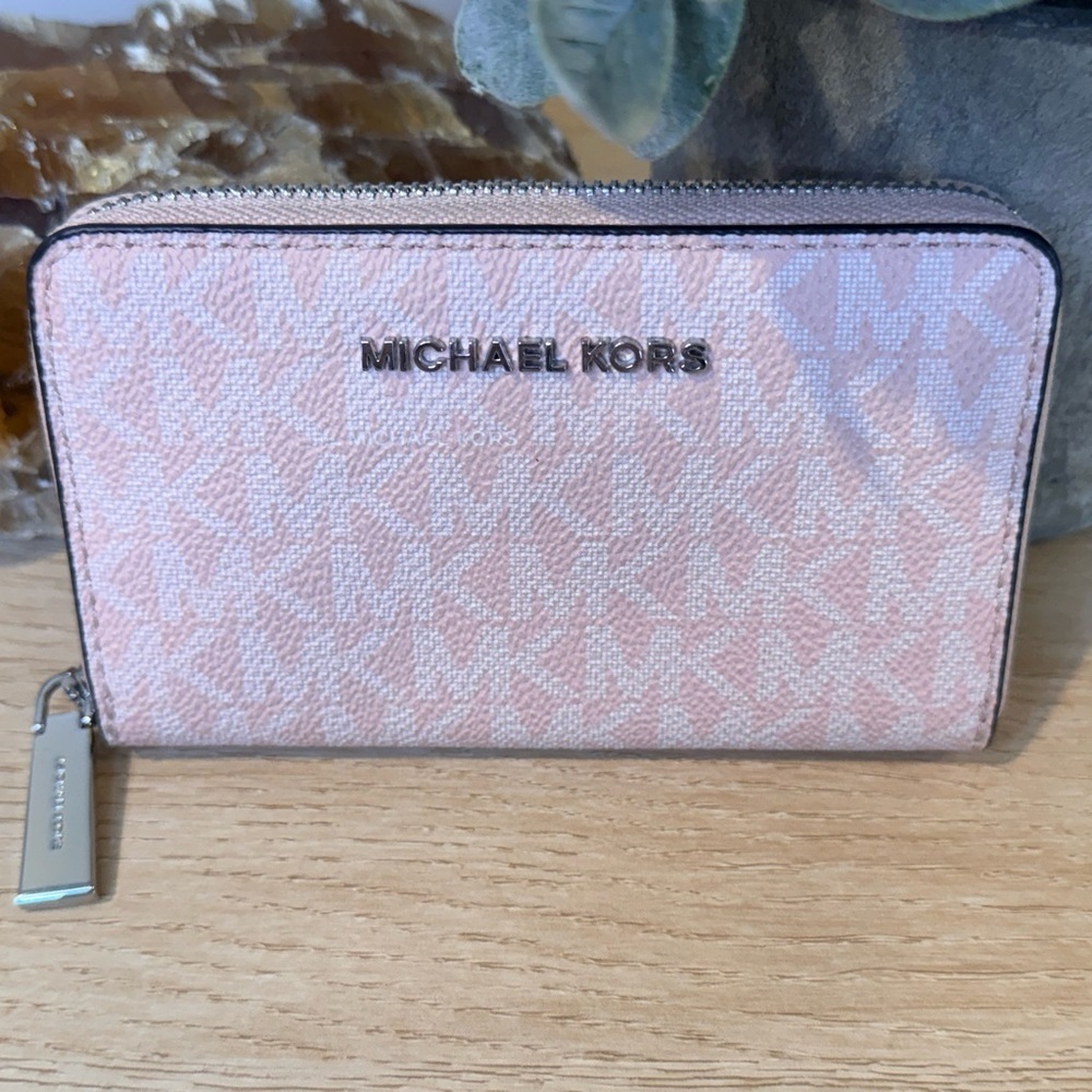 Michael Kors Blush Logo Zip Around Card Case Silver Hardware Like New - Picture 2 of 5